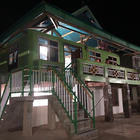 Dua Putri Komodo Homestay Buitenkant foto