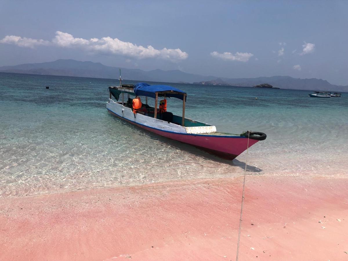 Dua Putri Komodo Homestay Buitenkant foto