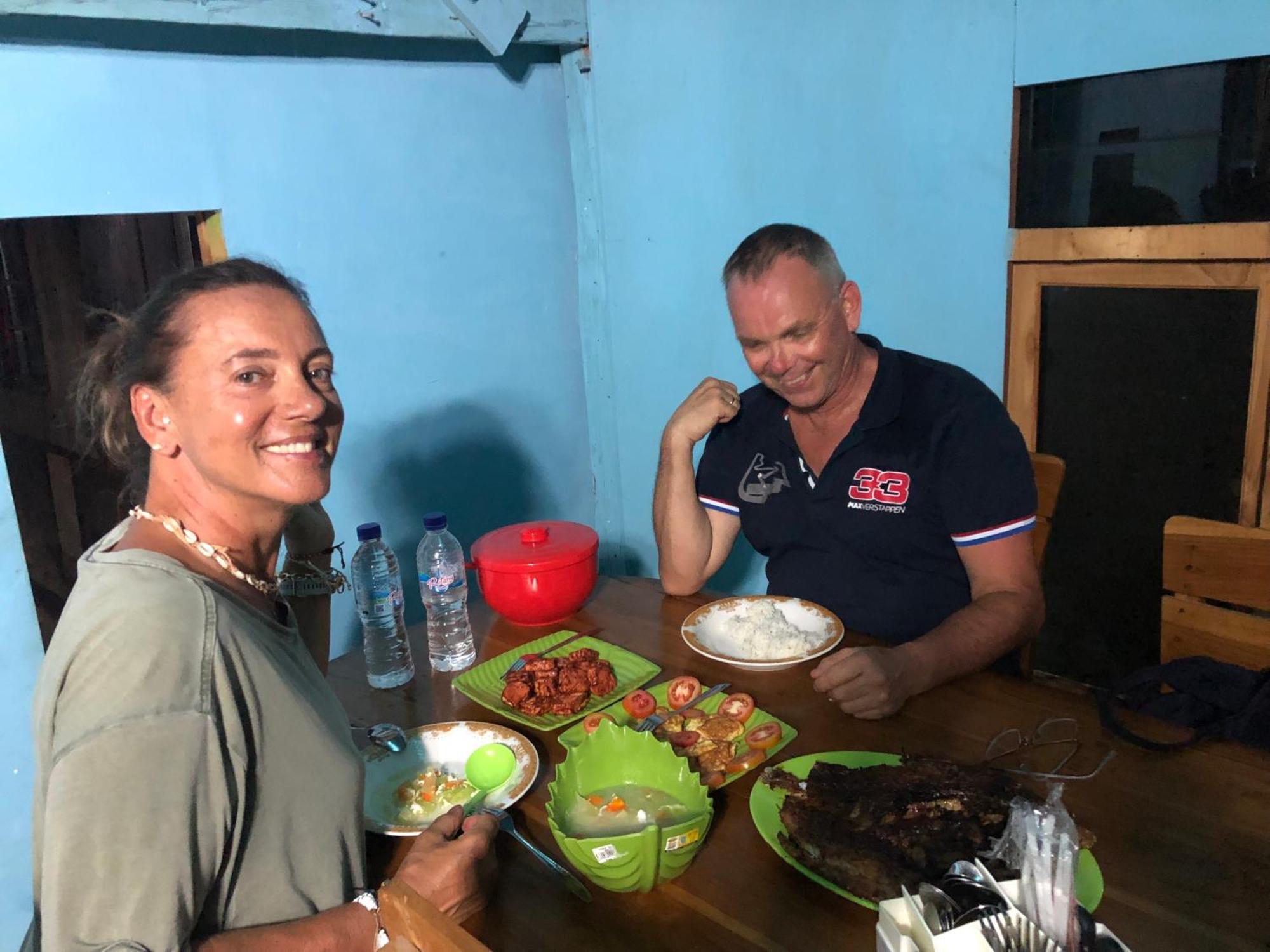 Dua Putri Komodo Homestay Buitenkant foto