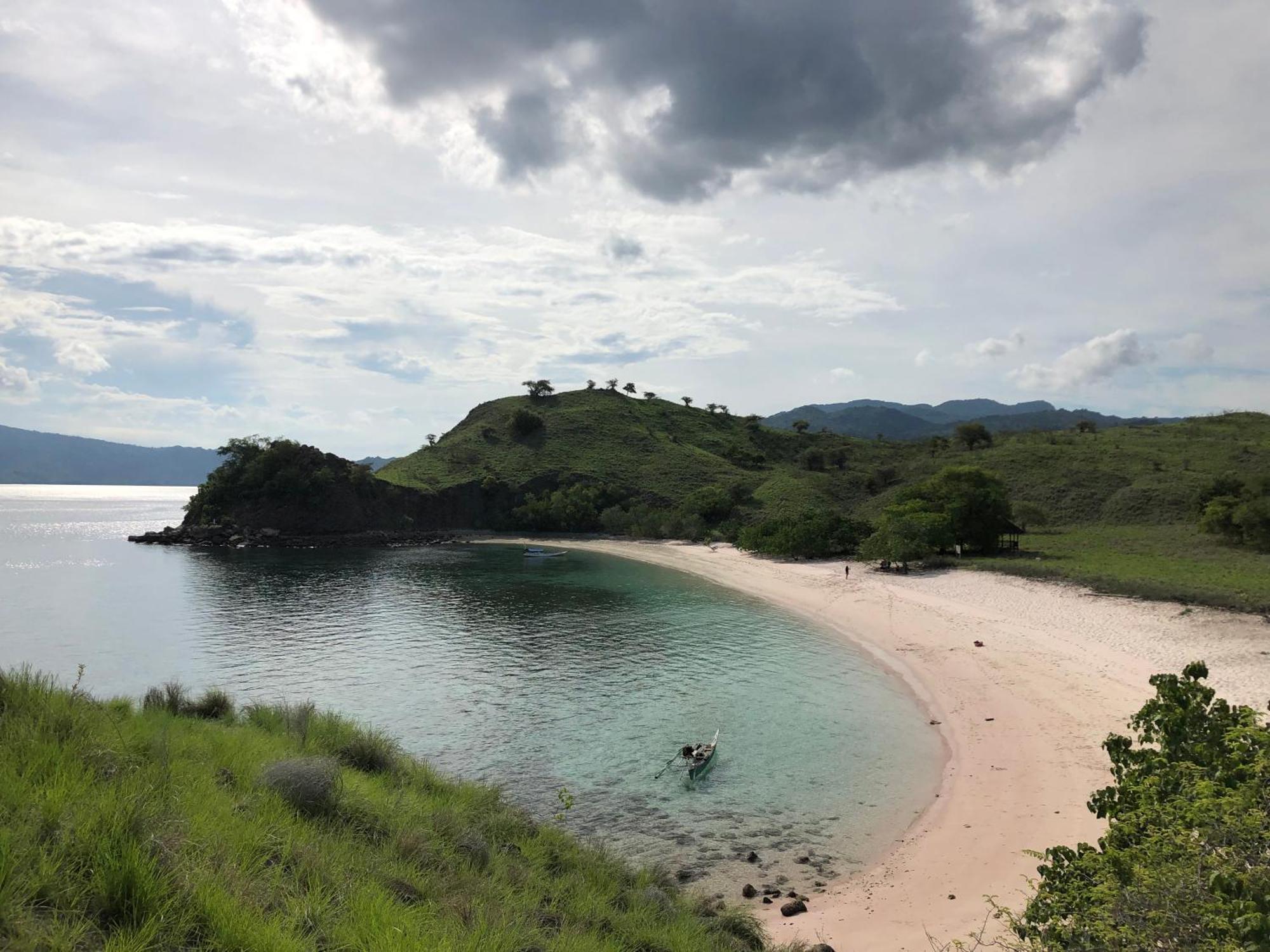 Dua Putri Komodo Homestay Buitenkant foto