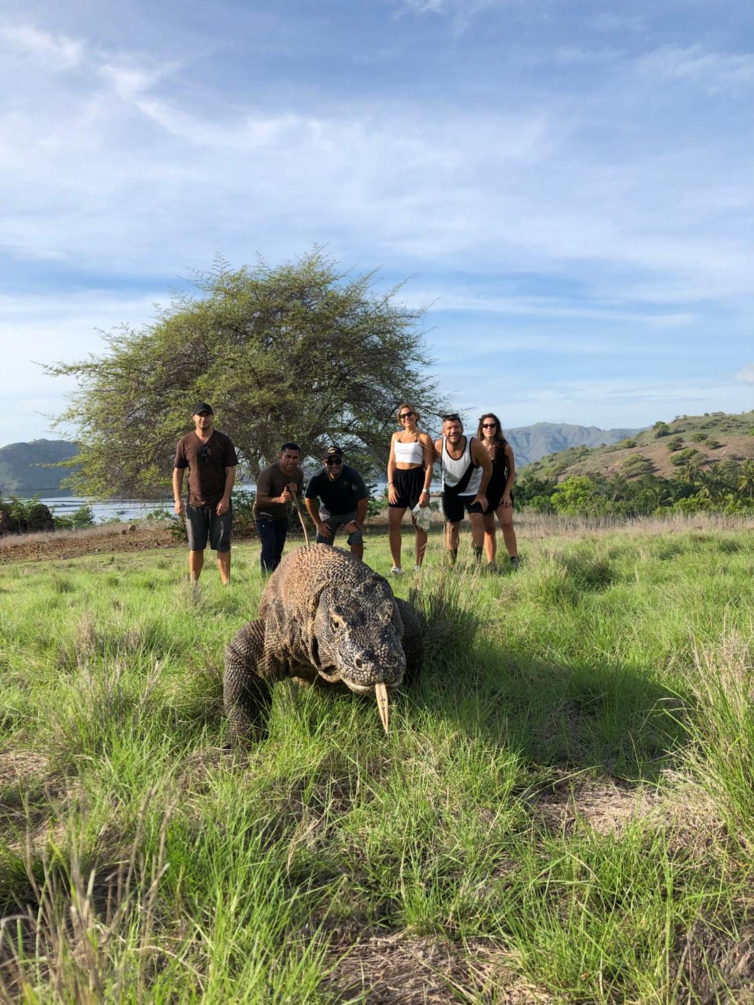 Dua Putri Komodo Homestay Buitenkant foto
