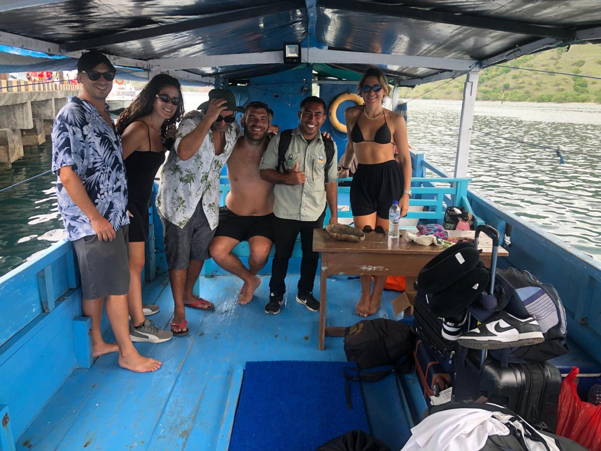 Dua Putri Komodo Homestay Buitenkant foto