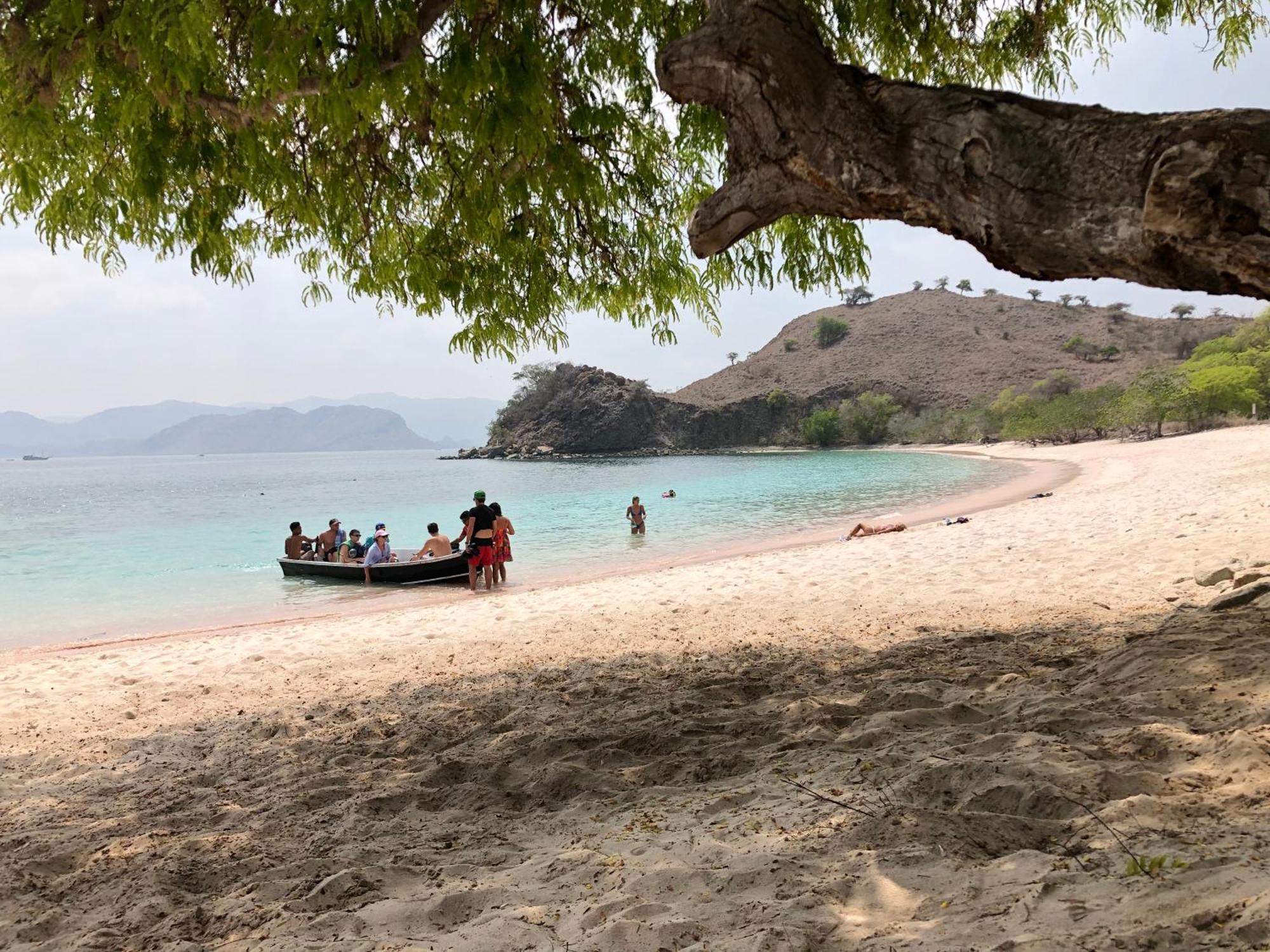 Dua Putri Komodo Homestay Buitenkant foto