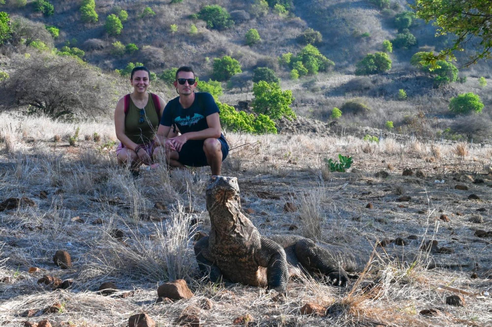 Dua Putri Komodo Homestay Buitenkant foto