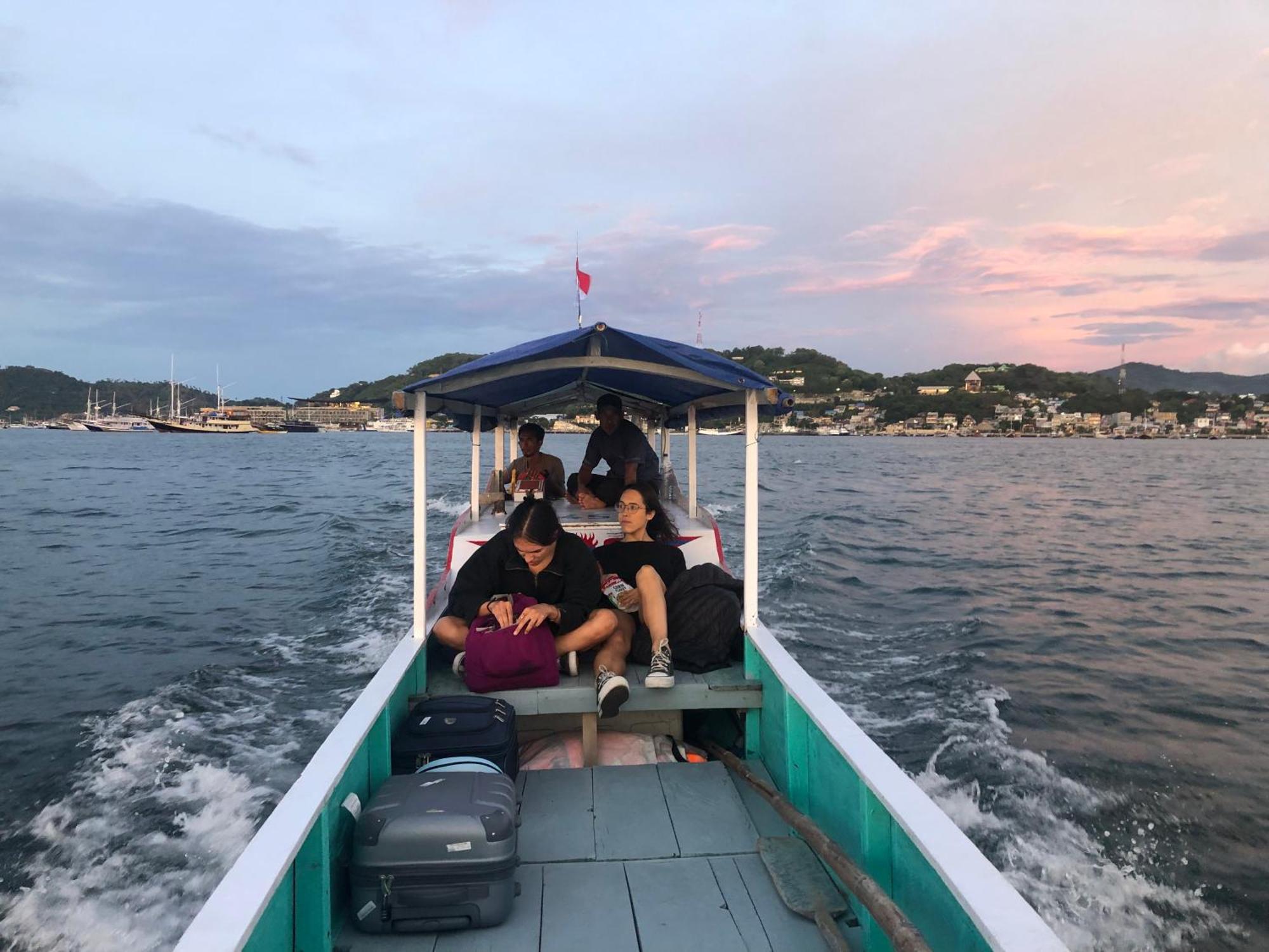 Dua Putri Komodo Homestay Buitenkant foto