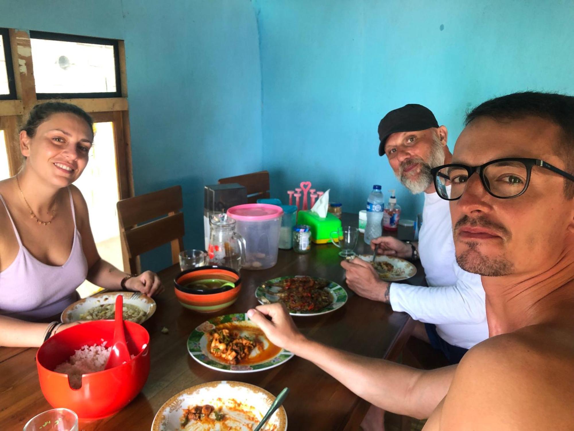 Dua Putri Komodo Homestay Buitenkant foto