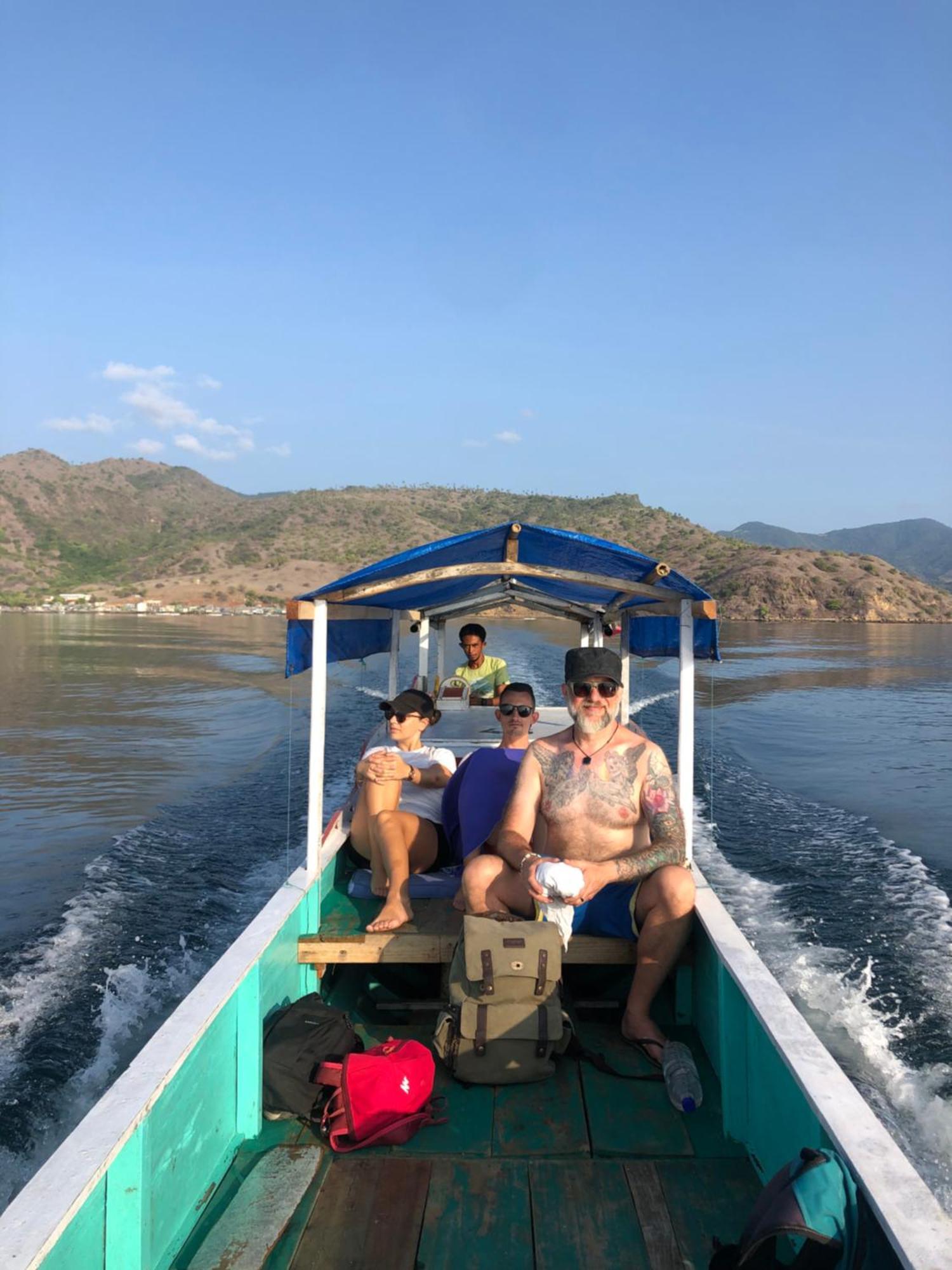 Dua Putri Komodo Homestay Buitenkant foto