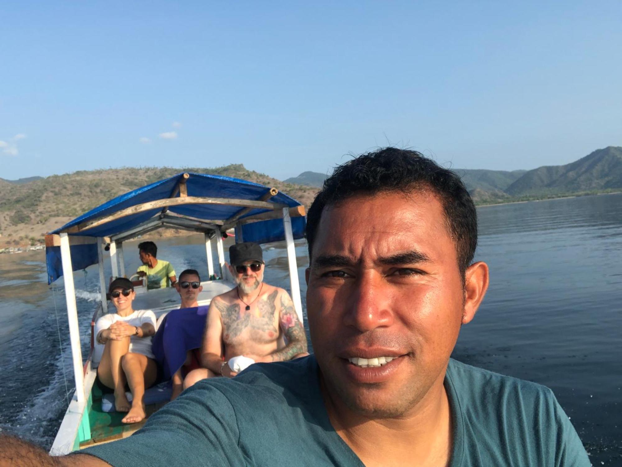 Dua Putri Komodo Homestay Buitenkant foto