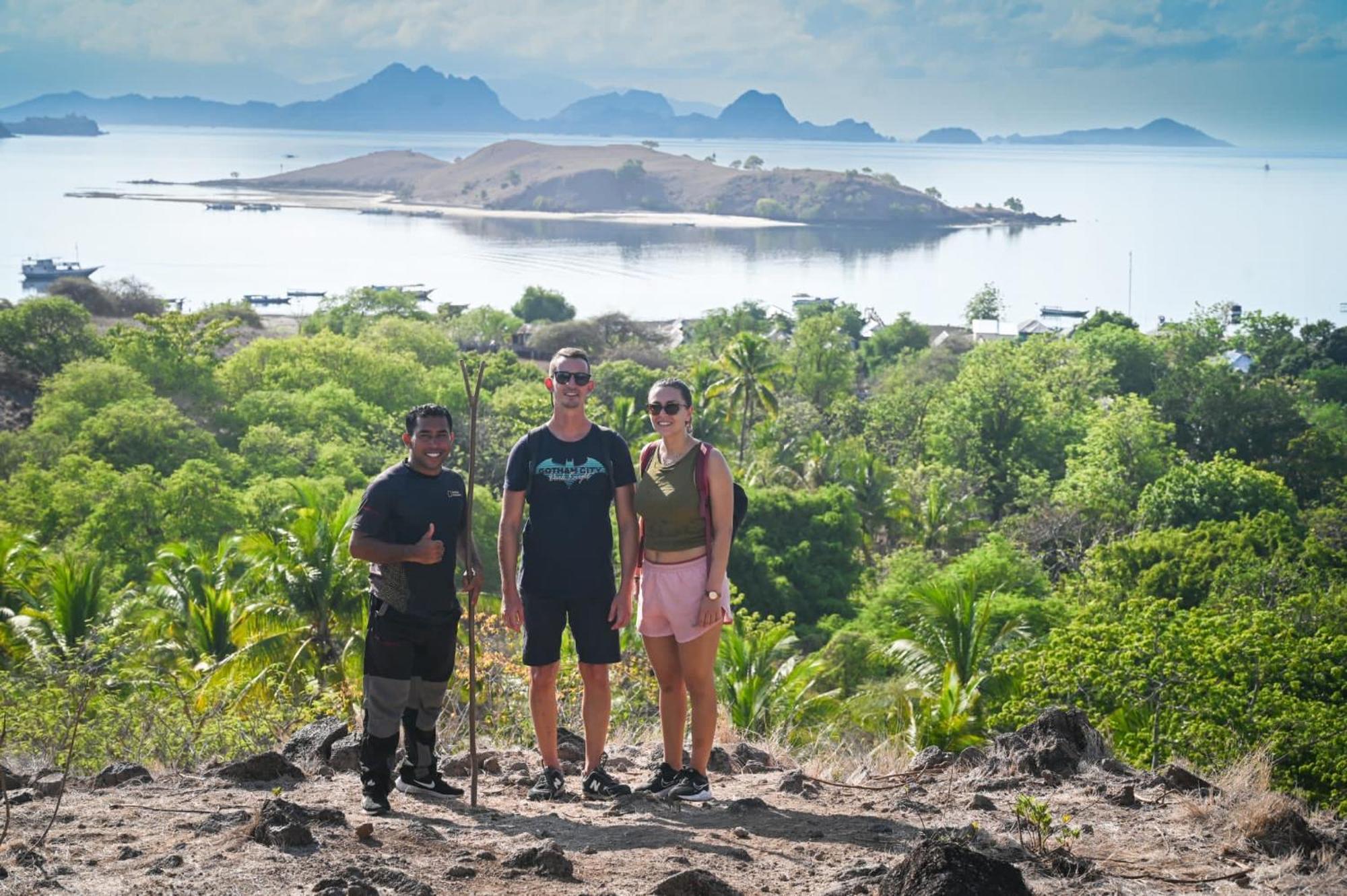 Dua Putri Komodo Homestay Buitenkant foto