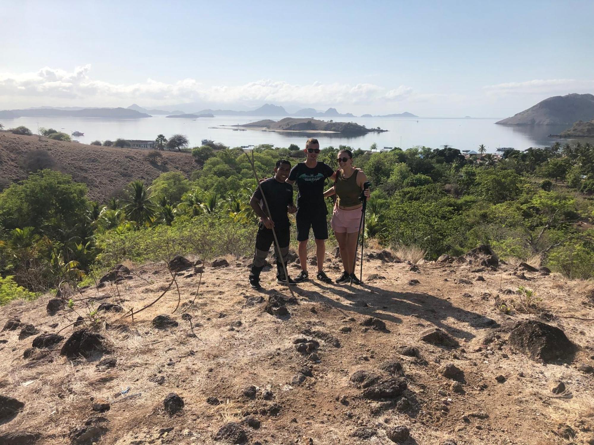 Dua Putri Komodo Homestay Buitenkant foto