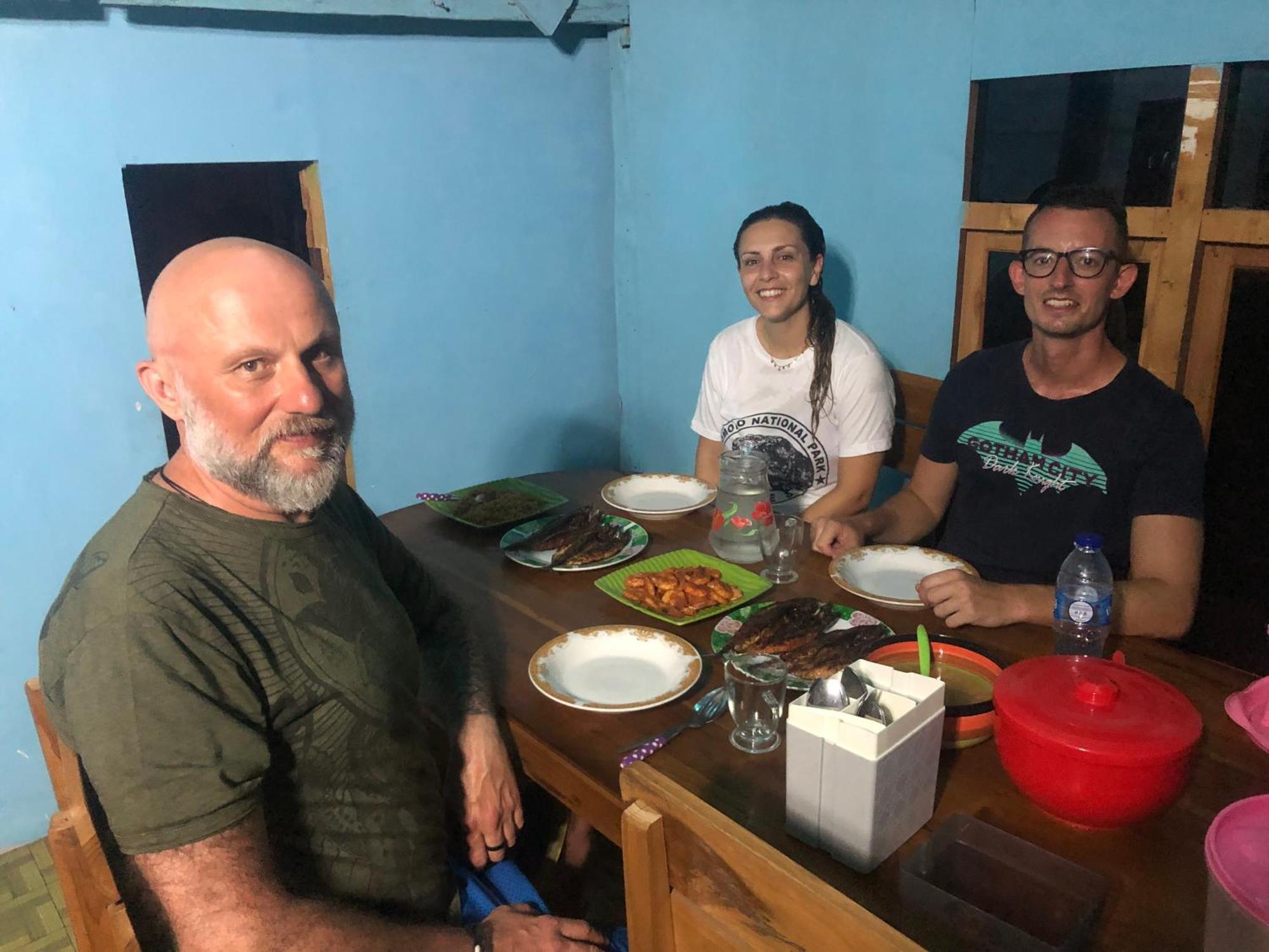 Dua Putri Komodo Homestay Buitenkant foto