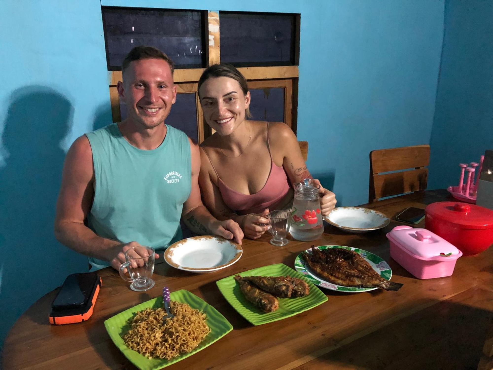 Dua Putri Komodo Homestay Buitenkant foto