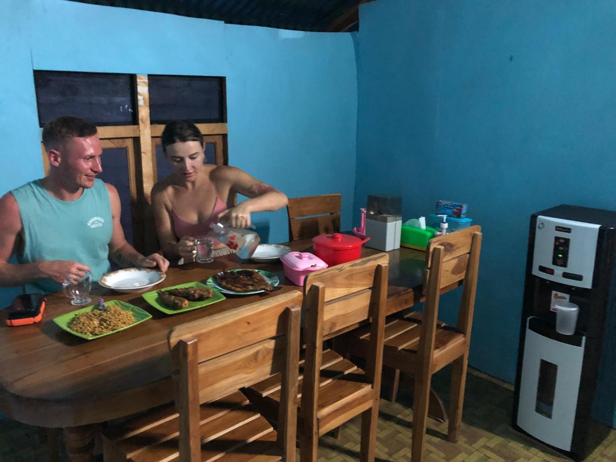 Dua Putri Komodo Homestay Buitenkant foto