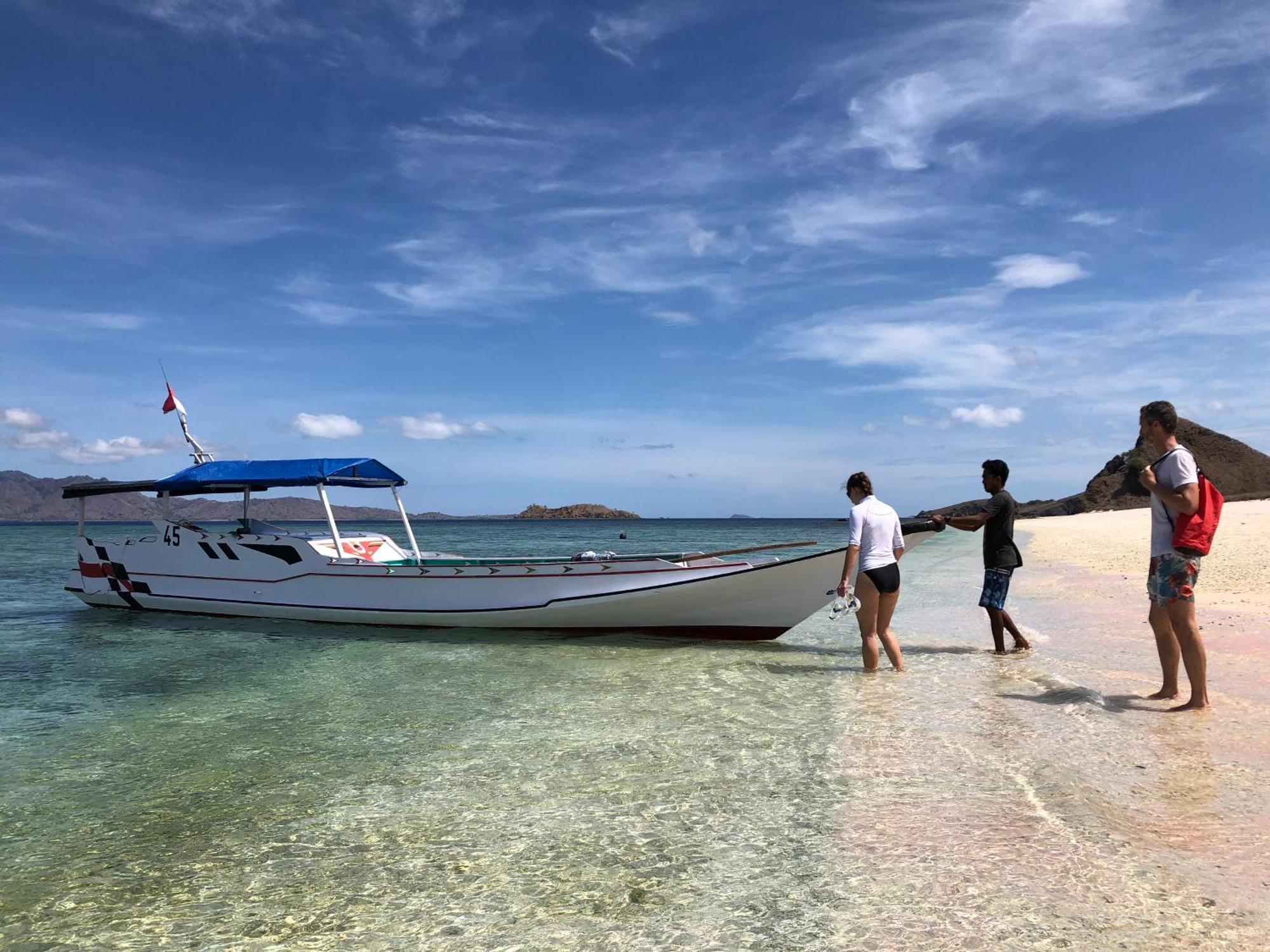 Dua Putri Komodo Homestay Buitenkant foto