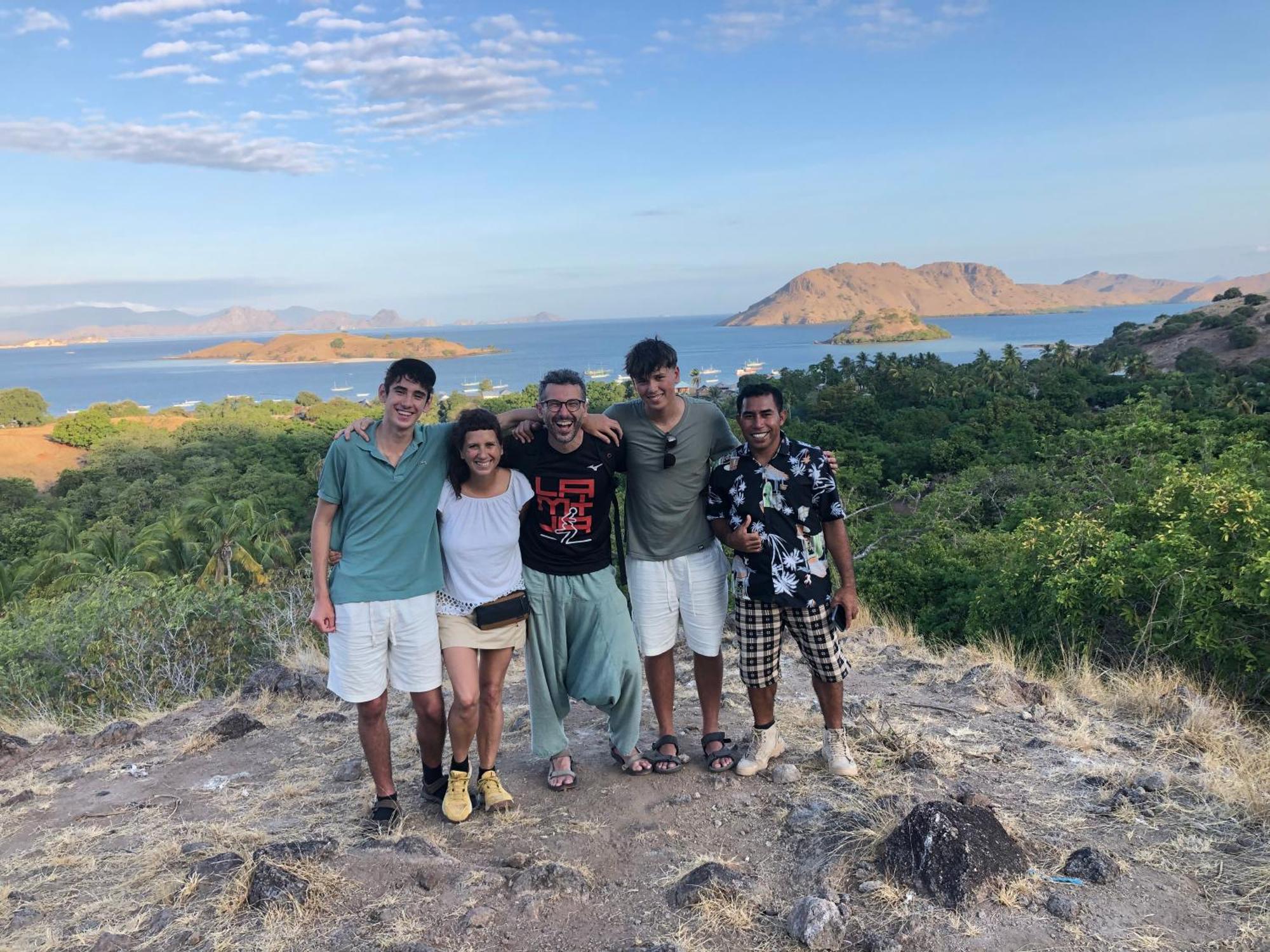 Dua Putri Komodo Homestay Buitenkant foto