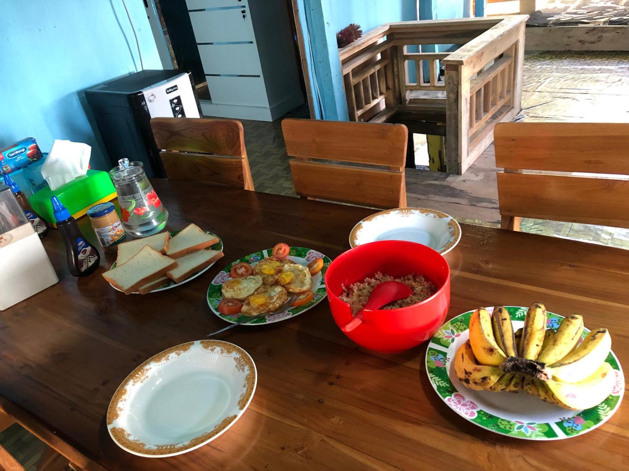 Dua Putri Komodo Homestay Buitenkant foto