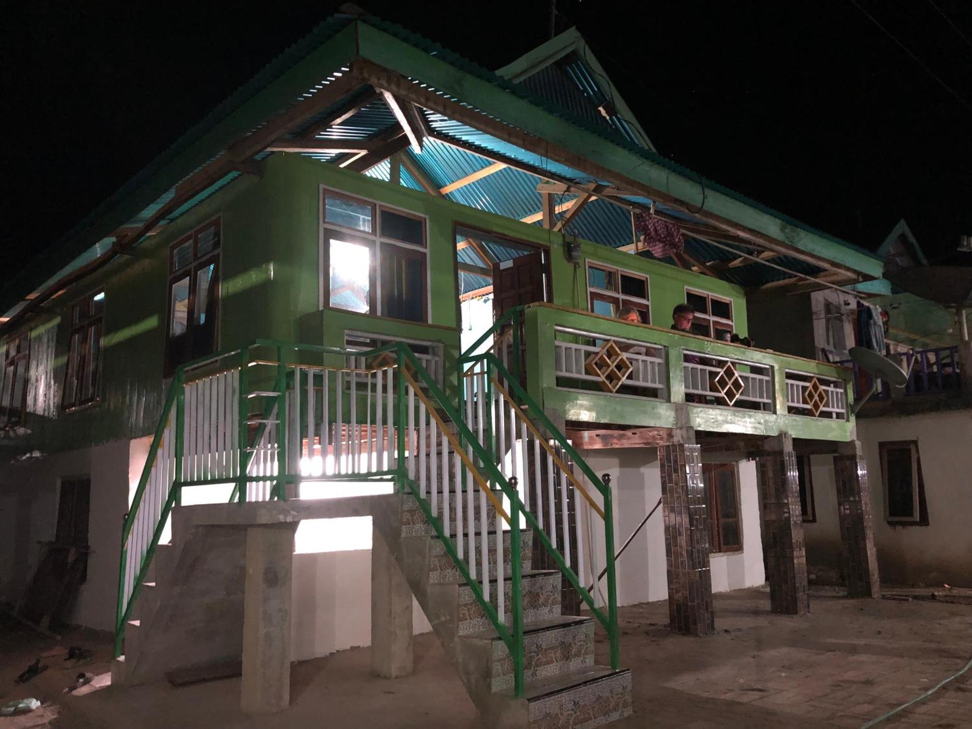 Dua Putri Komodo Homestay Buitenkant foto