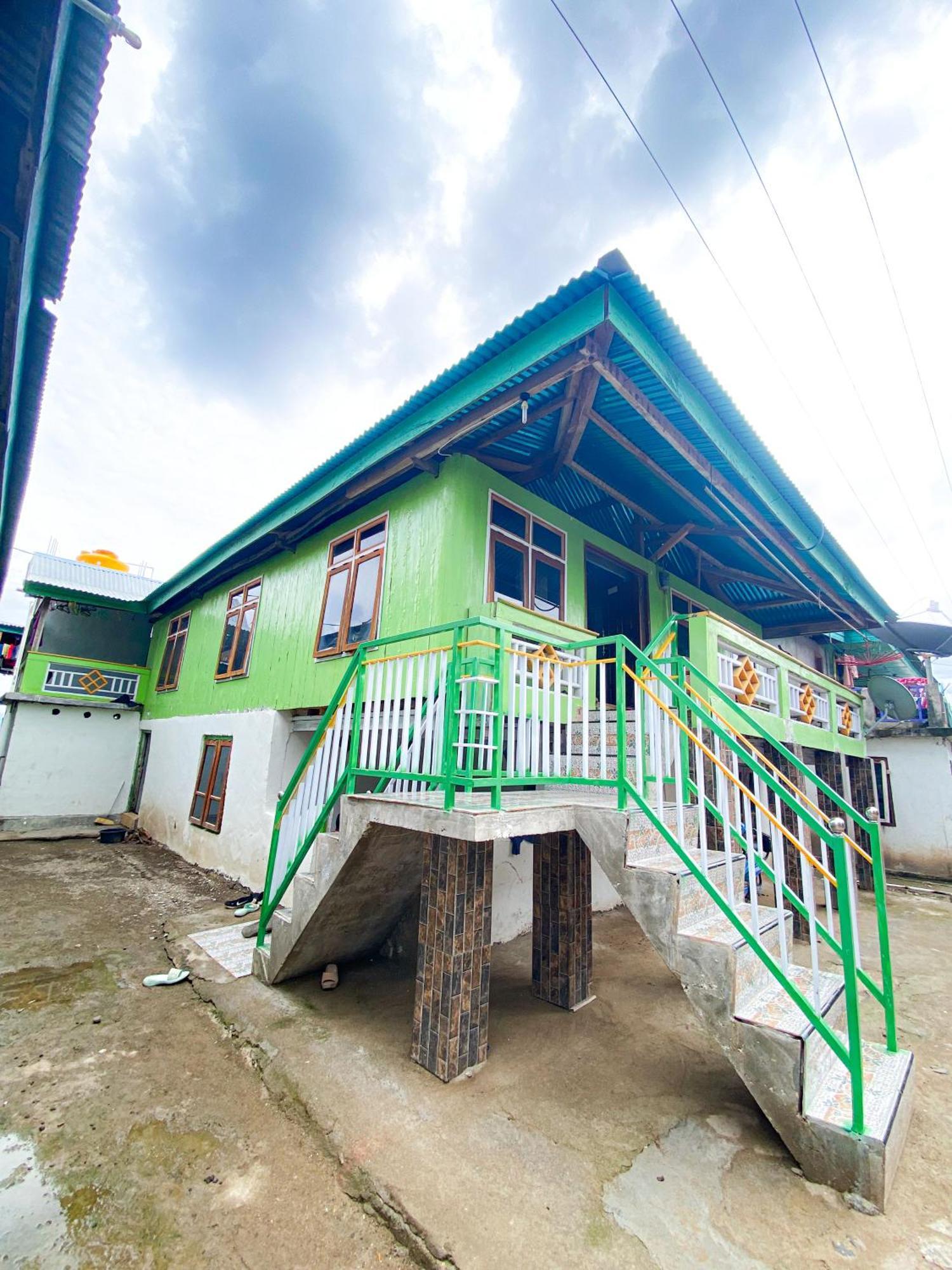 Dua Putri Komodo Homestay Buitenkant foto