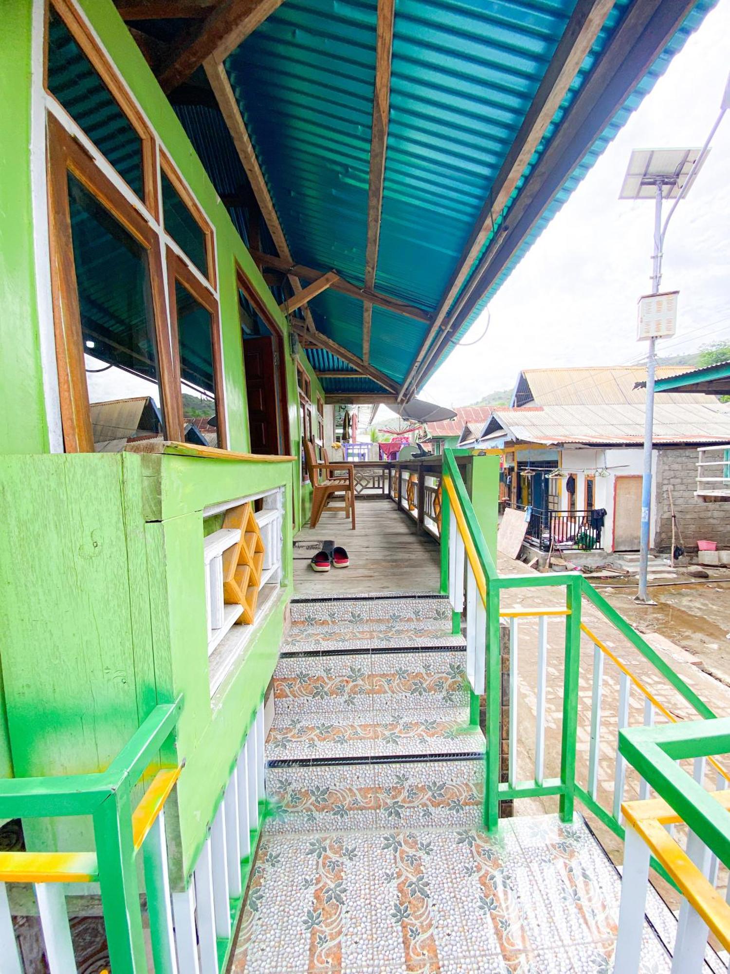 Dua Putri Komodo Homestay Buitenkant foto